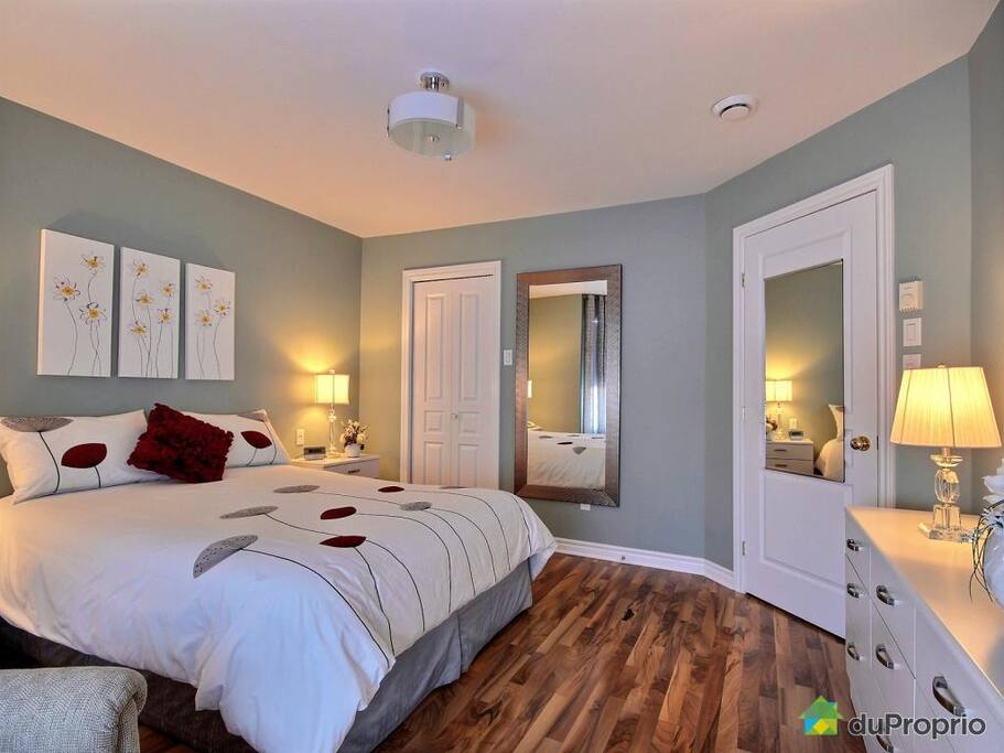 Chambre des maîtres, lit King, décor légèrement modifie