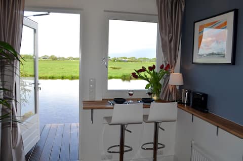 Room on the river, 15 mn by bus from Amsterdam CS