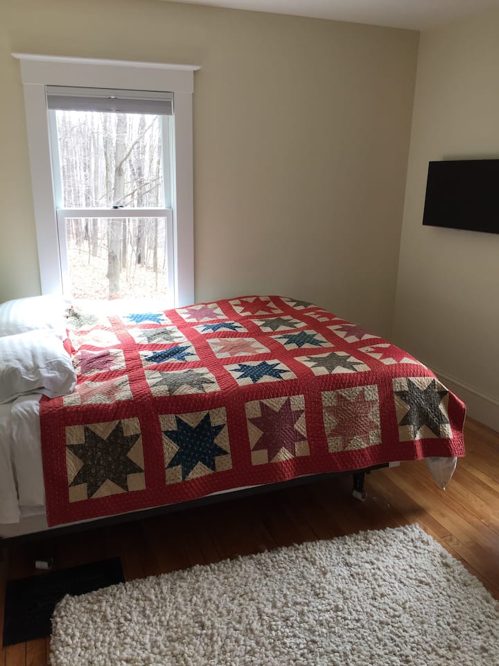 Jedna z 2 izieb pre hostí s nadrozmernou posteľou a internetovou TV