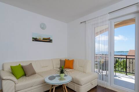 Seaview Apartment with Private Parking