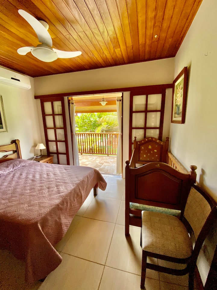 Camera da letto matrimoniale con culla e balcone vista mare. 