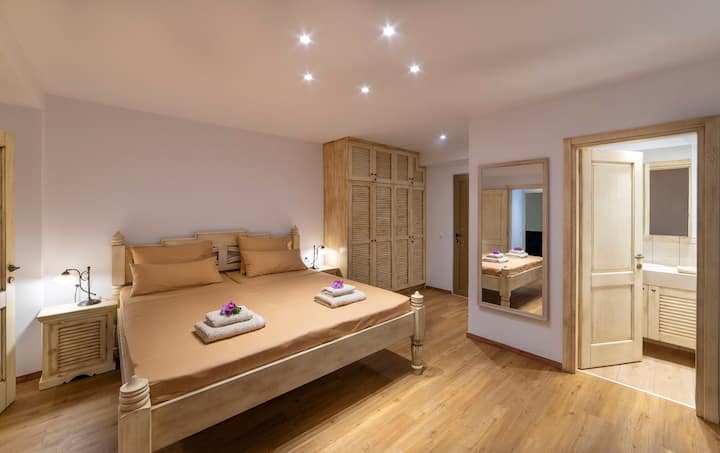 extra large double bedroom #4 in the basement with natural light well and fresh air, A/C