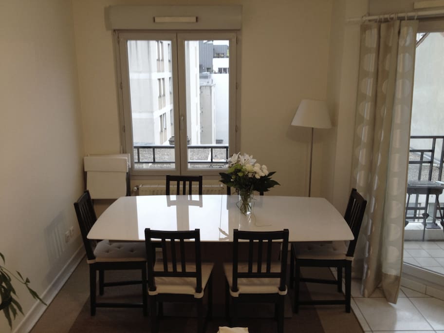 Petit balcon avec table bistrot et 2 chaises (et barbecue !)