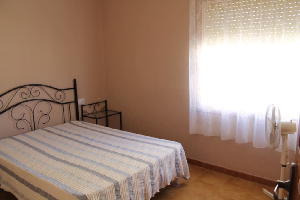Habitación cama de matrimonio y gran armario