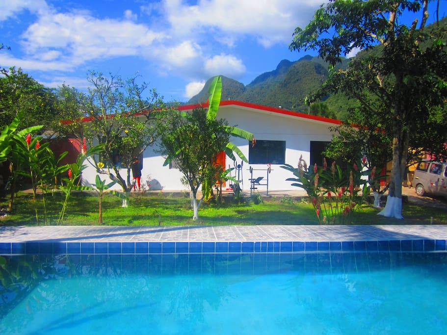 Casa de campo en Tingo María con piscina, cochera, área de parrilla y lavandería.