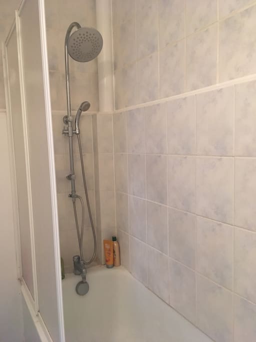 Salle de bain avec WC séparés