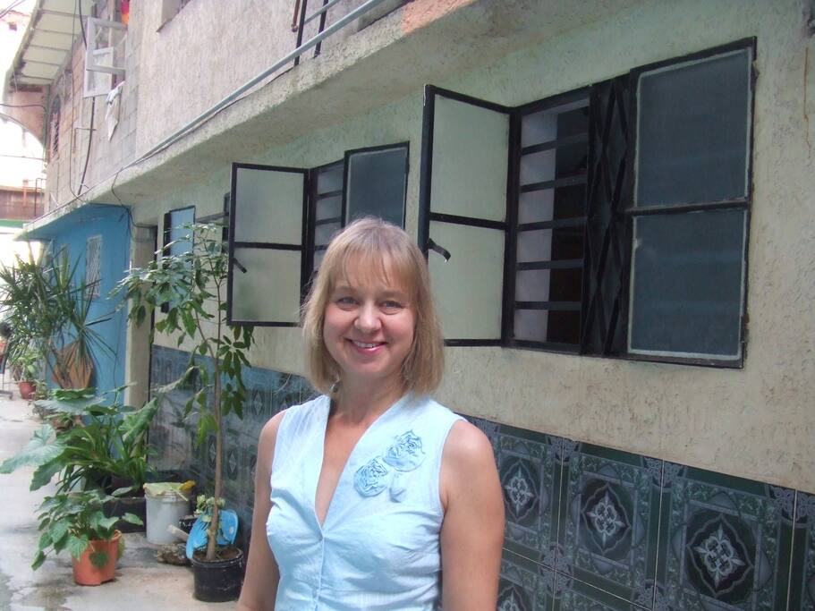 Satu su anfitriona