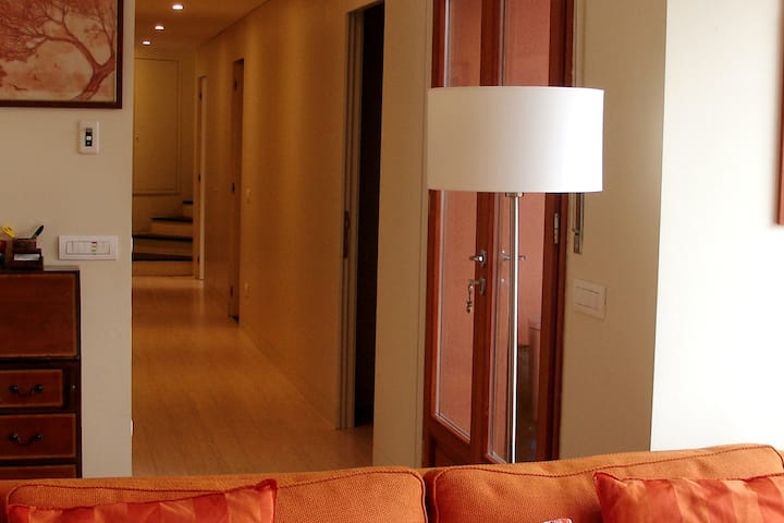 右侧的法式门通往下层露台，正前方是通往4间卧室、3间浴室和石头楼梯，通往巨大的私人屋顶露台