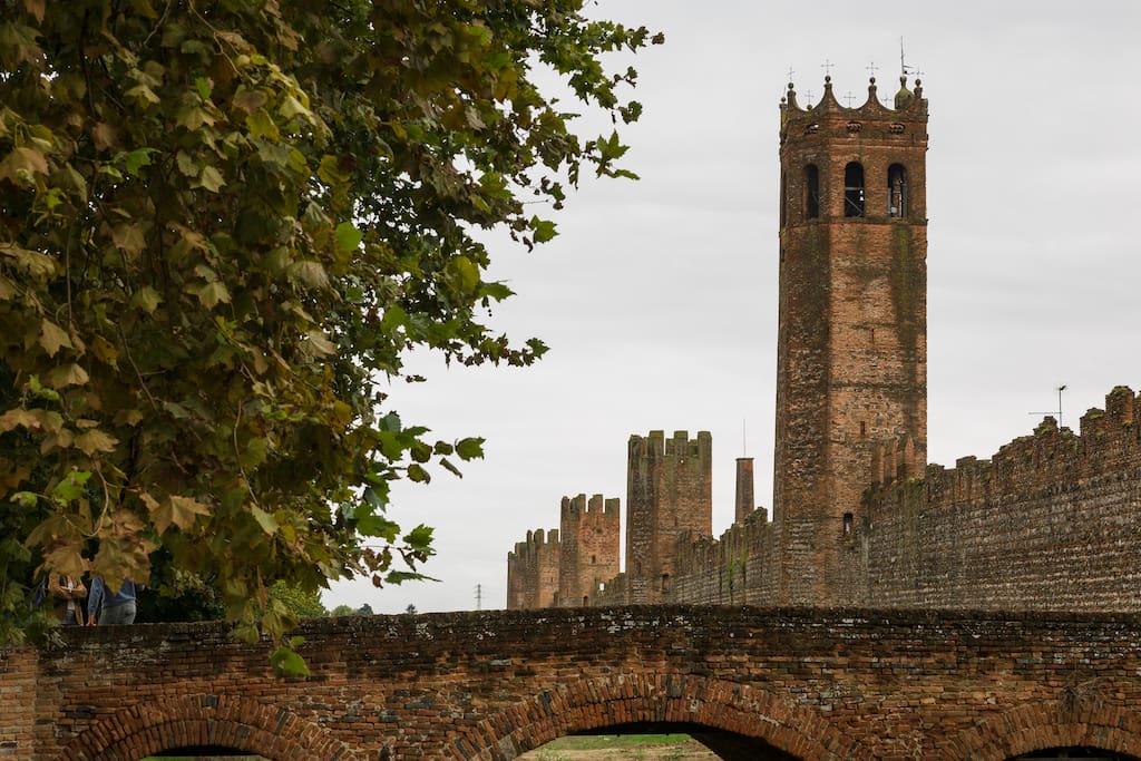 Vista della torre (dopo il campanile) dall'esterno delle mura