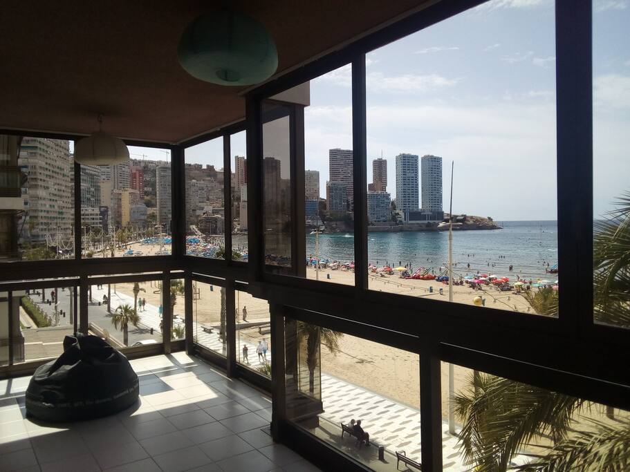 Terraza con vistas al paseo de Levante