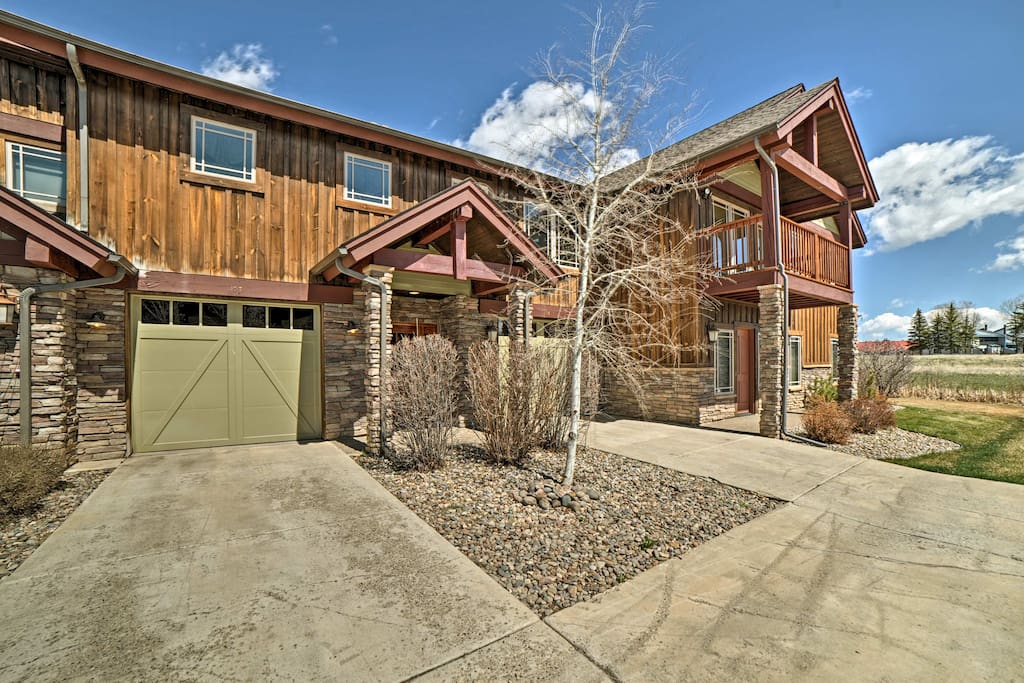 Enjoy a garage space, balcony and patio area from this 6-person unit.