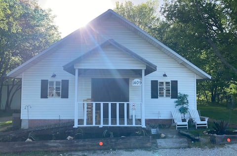 Spacious Home Sleeps 8. Five minute drive to Lake