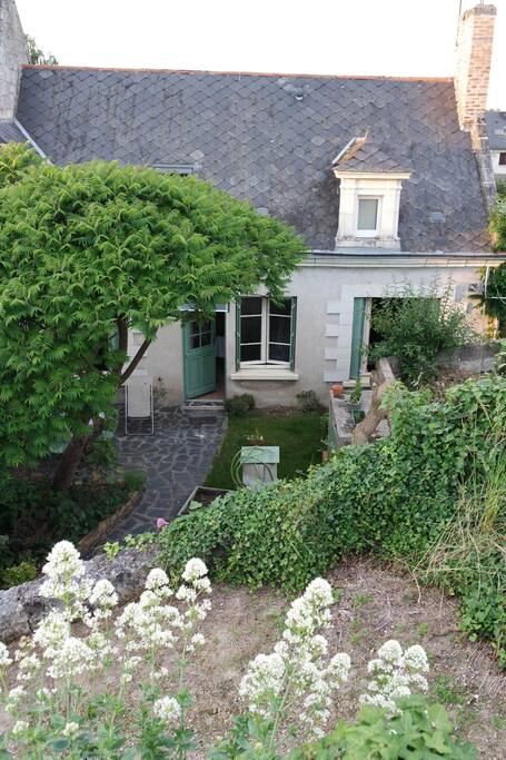 Voici ma maison avec un jardinet et une terrasse