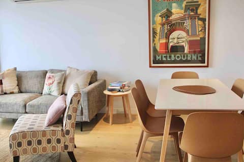 Successful Airbnb property: Spectacular views & stylish deco in St Kilda