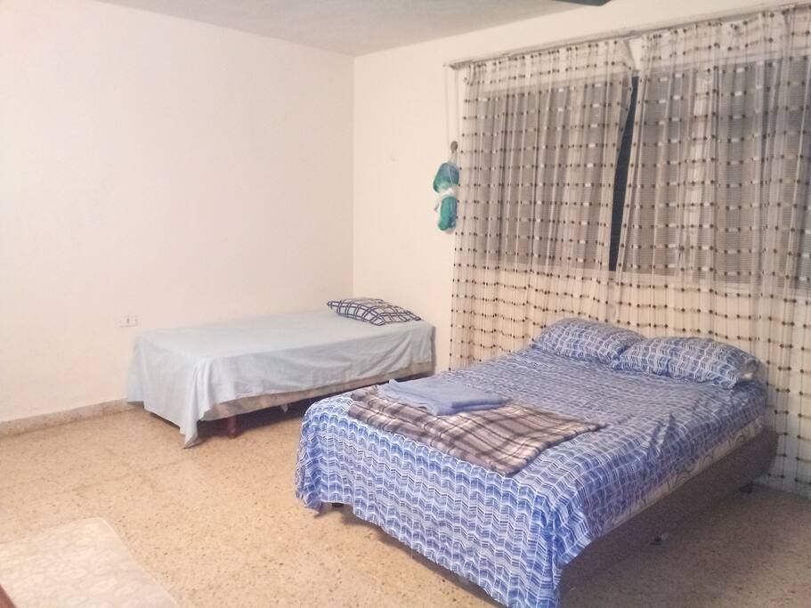 Cuarto grande con 2 camas y hamaca. Cuna para bebe disponible.