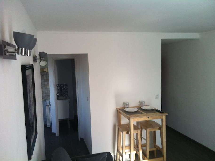 Séjour avec sa table haute et tabouret