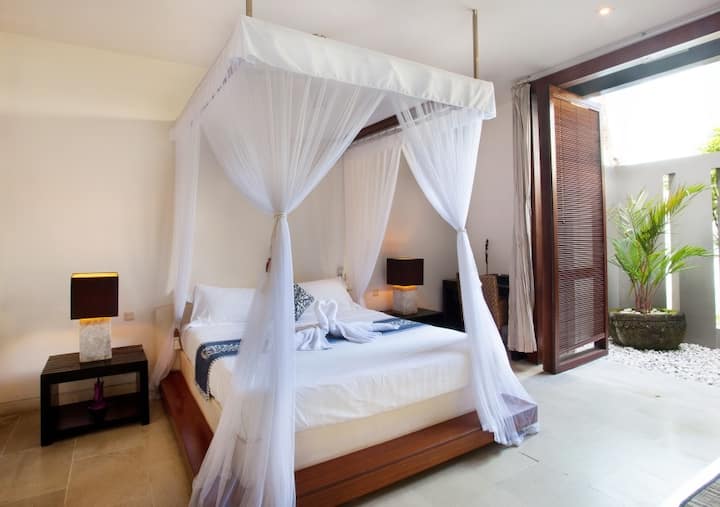 Рату - спална соба во апартман со плакар и надворешна бања