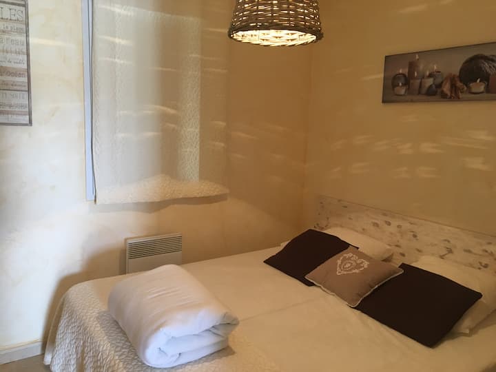 卧室配有标准双人床