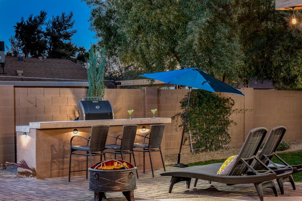 Built in bbq grill with plenty of lighting