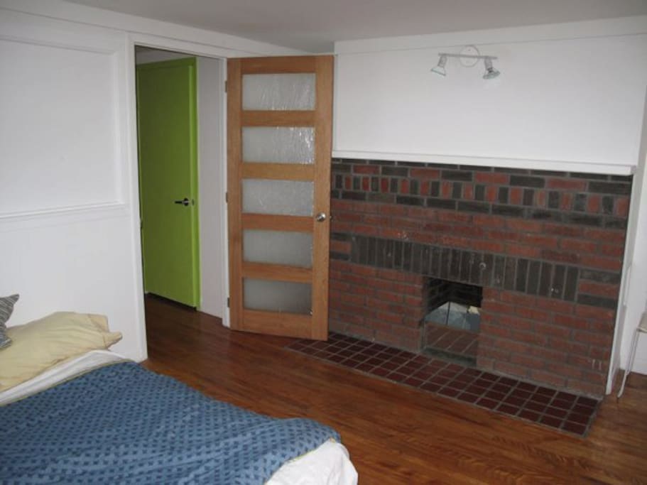grande deuxième chambre, lit convertible en sofa, plancher de bois, bien éclairée