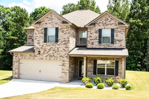 Cheerful & spacious 4-bedroom home away from home!