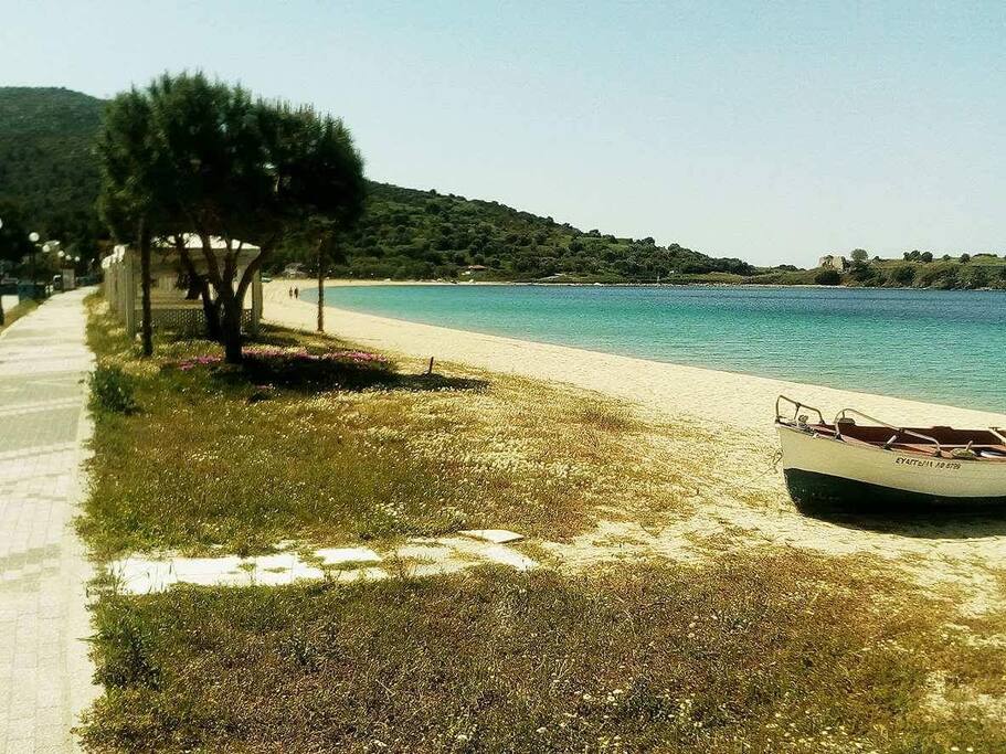 Η παραλια μπροστα στον οικισμο