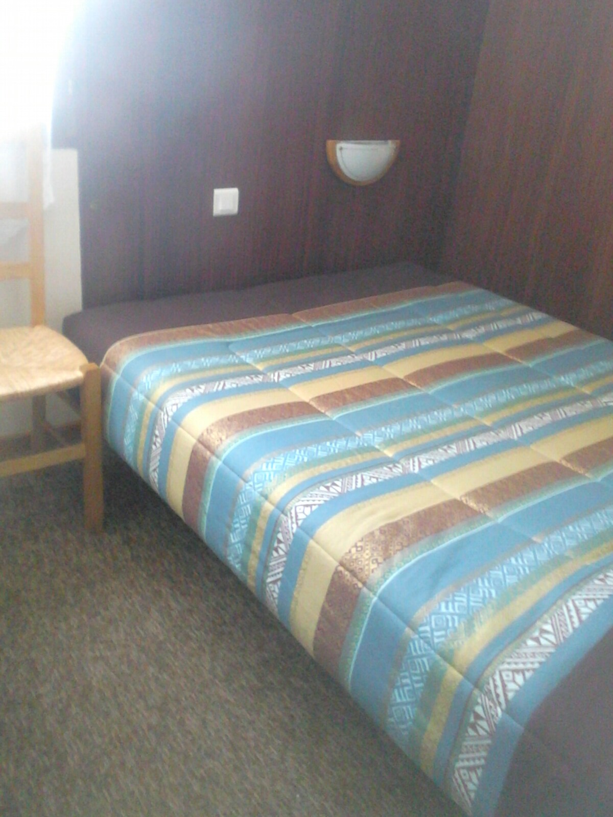 ספה נפתחת בחדר השינה בקומת הקרקע