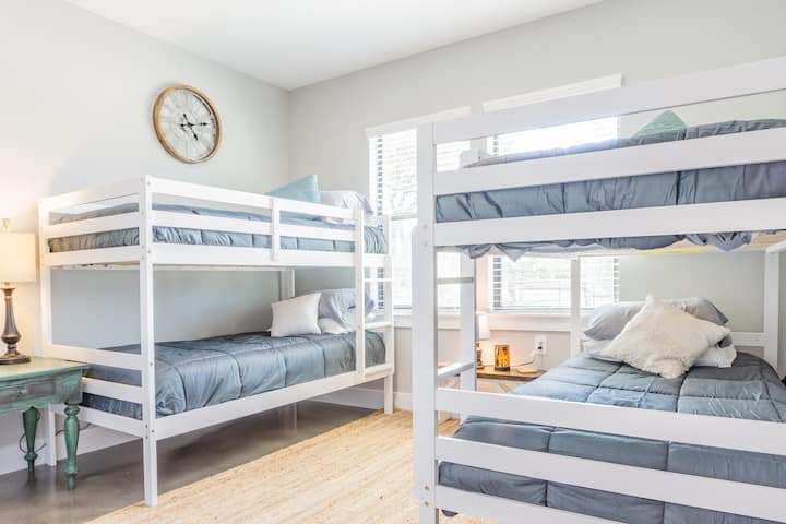 "Logan's Room" sleeps 4 with extra pillows and bedding provided