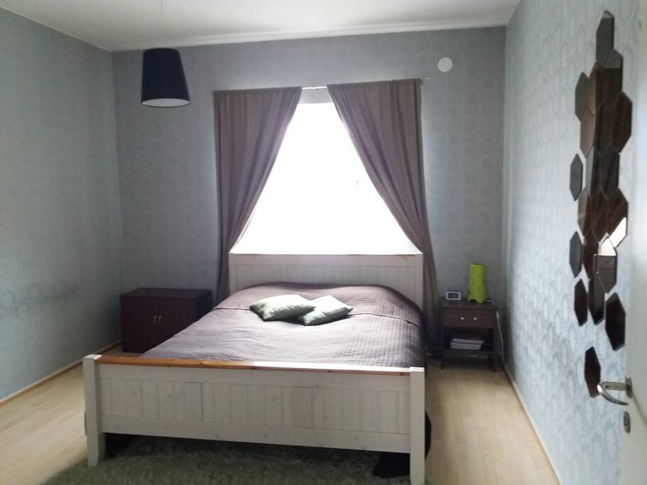Makuuhuone, jossa 160 cm leveä parisänky.
Bed room where's 160 cm size double bed.