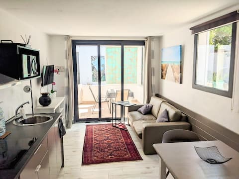 Popular Airbnb listing: Casita Jardín Secreto, air conditioning, Wi-Fi in La Oliva