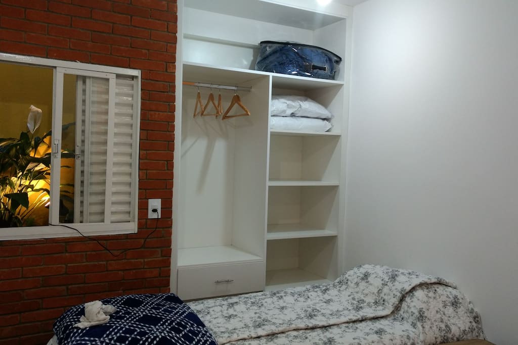 armário,cabides, mantas e travesseiros extras
