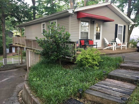 Cute Cozy Cabin with Lake Views