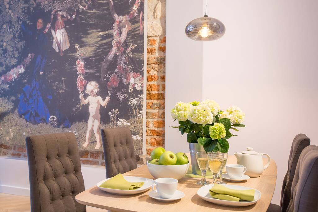 Dining table, perfect for 4