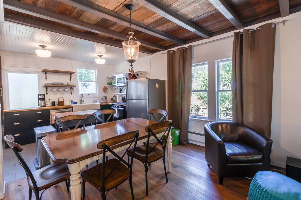 The old-fashioned dining table seats six under charming pendant lighting.