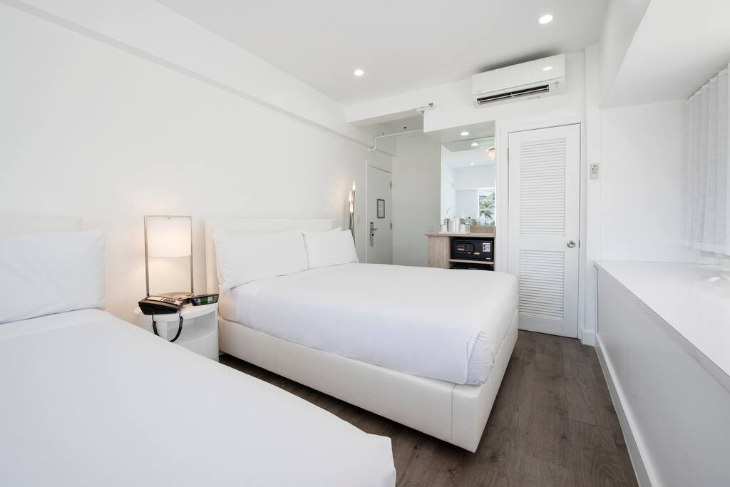 Remodeled Ocean Corner Room with 2 Queen Beds