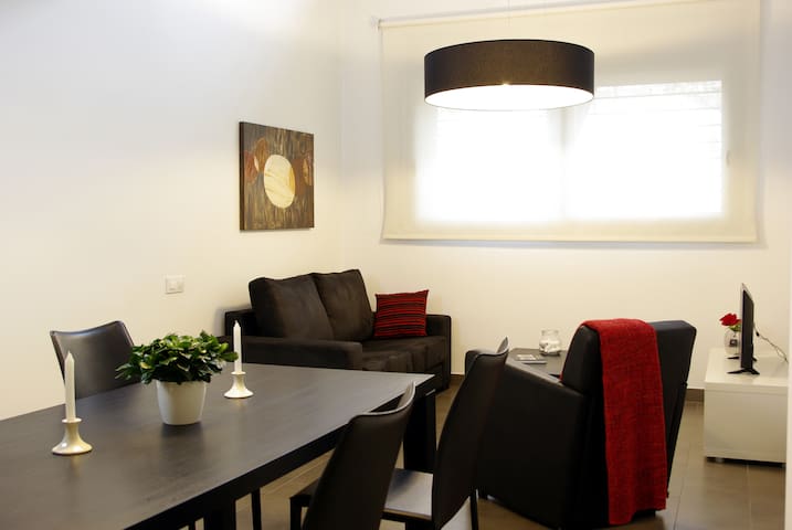 Family Duplex 2Adults+2Children Steps From Subway Station in BCN Center