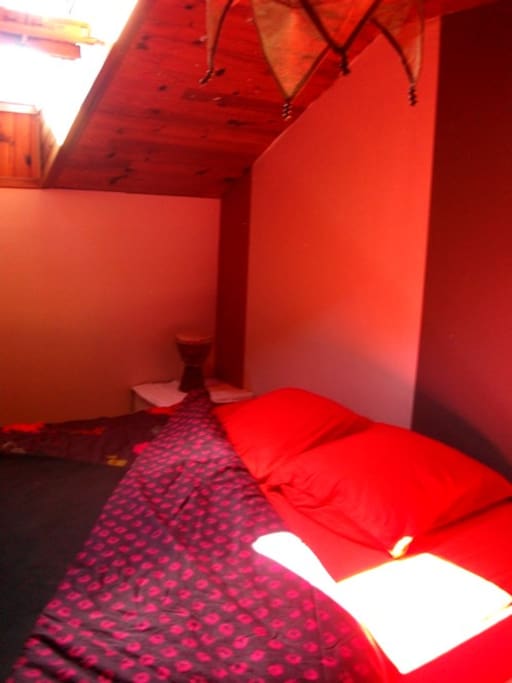 Grand lit (160 x 200) chambre mansardée