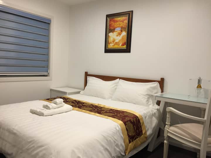 Dormitorio con cama tamaño queen