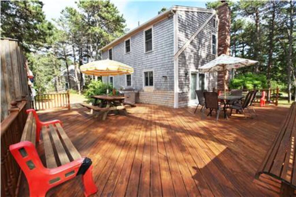 Back corner view of the sizable deck
