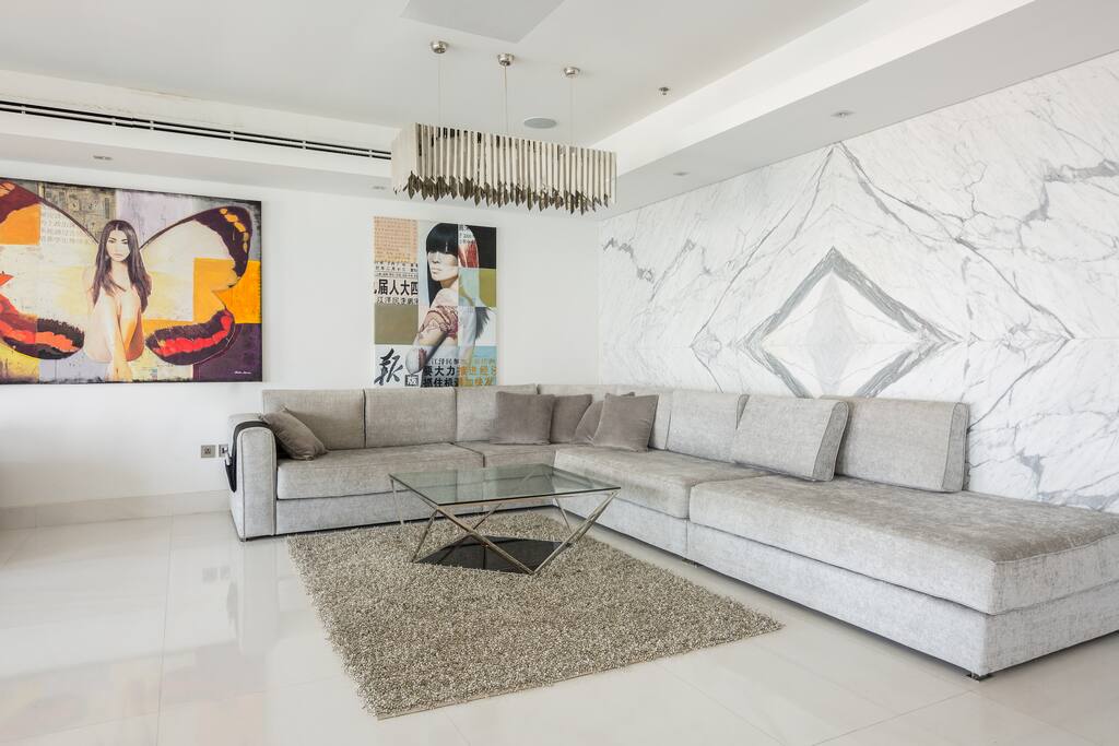 Spacious living room area, great light from the Arabian Sea overlooking the famous Palm Jumeriah.