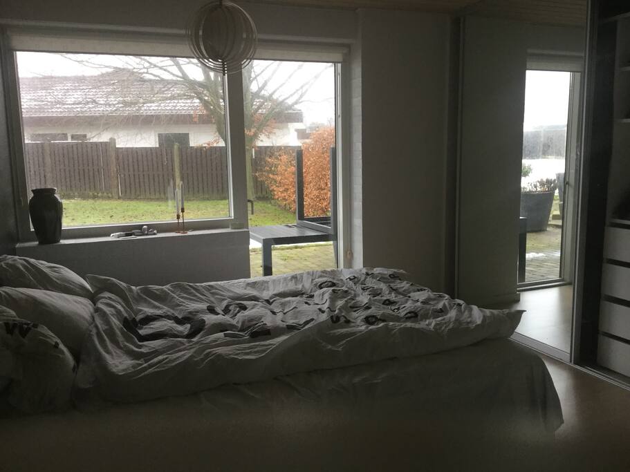 Soveværelse double seng / Bedroom w. doublebed