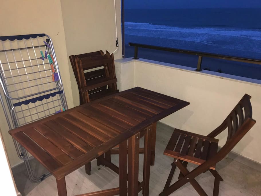 Terraza con mesa