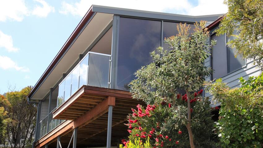 SEA EAGLE COTTAGE Luxury at the Bay of Fires gallery image 2