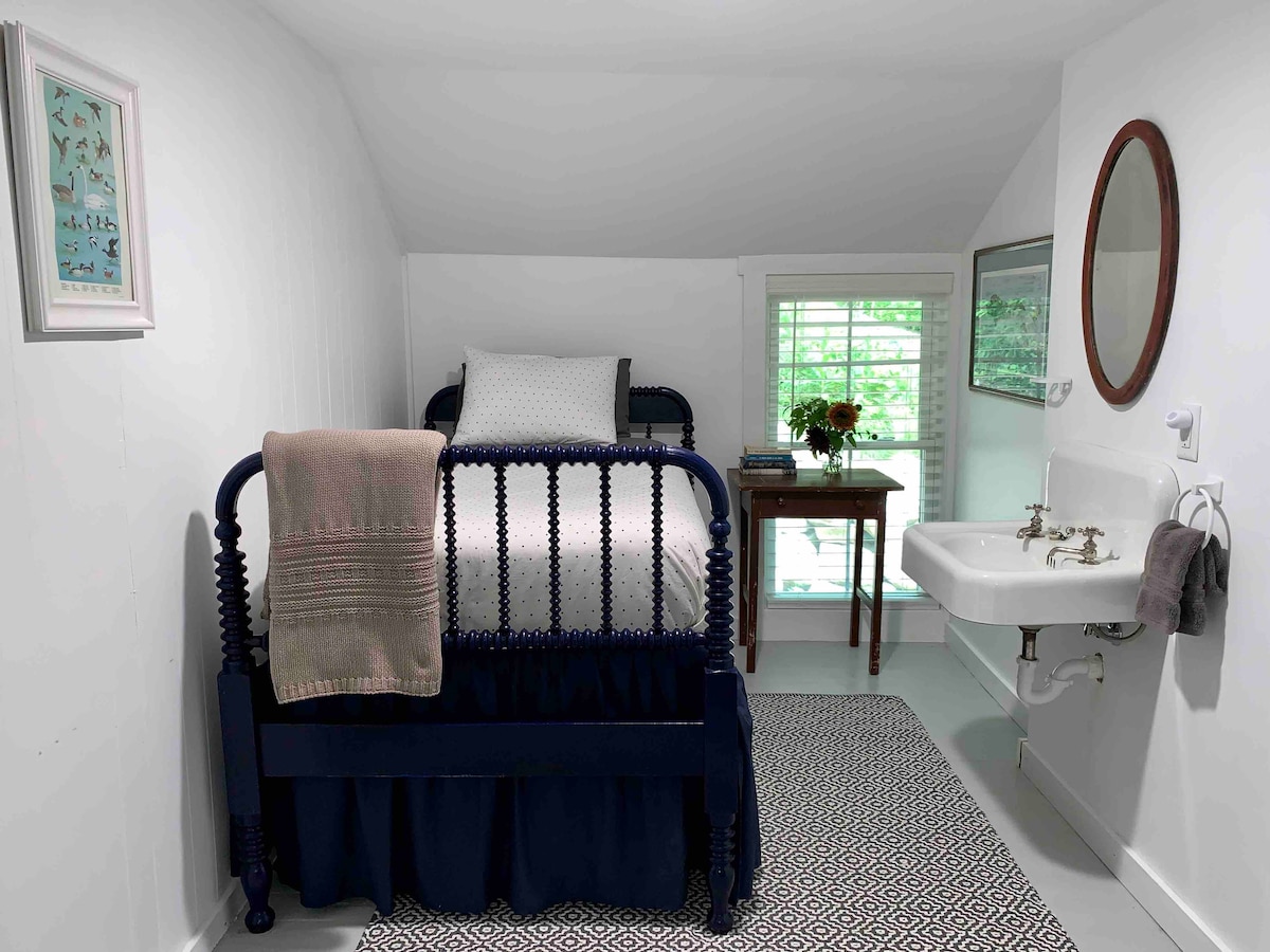 Spálňa na poschodí s oddelenou posteľou.