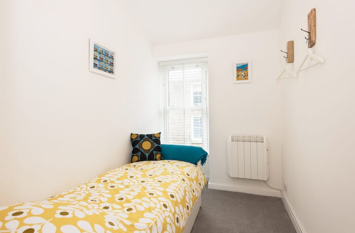 La plus petite chambre avec lit simple qui se détache pour faire des lits jumeaux si nécessaire
