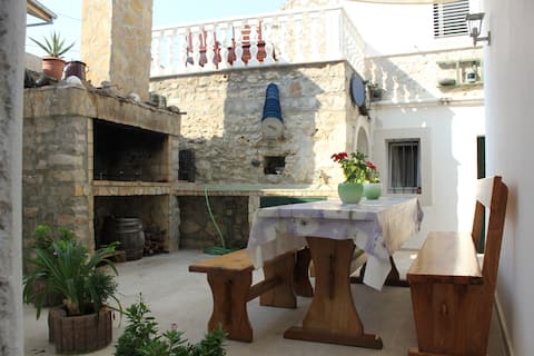 Top performing Airbnb: Stone house Una in Općina Kukljica