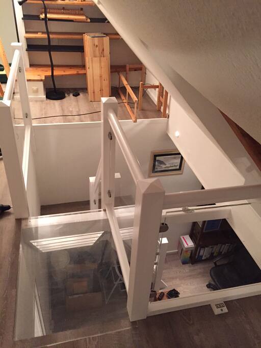Zugang zum ausgebauten Spitzboden, im Hintergrund selbstgebauter begehbarer Kleiderschrank