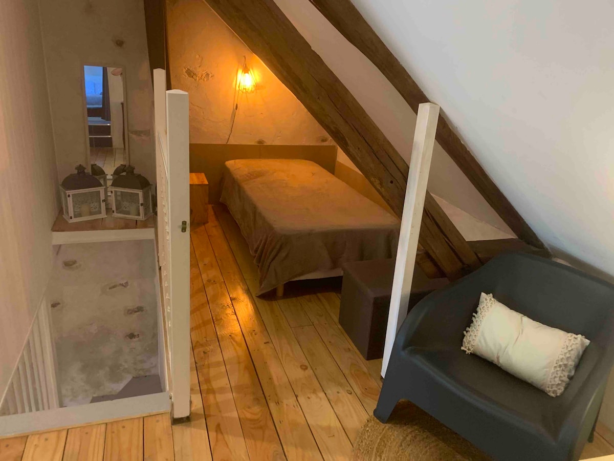 ESPACE "NUIT" sur le palier pour 1 persone / 1 lit simple