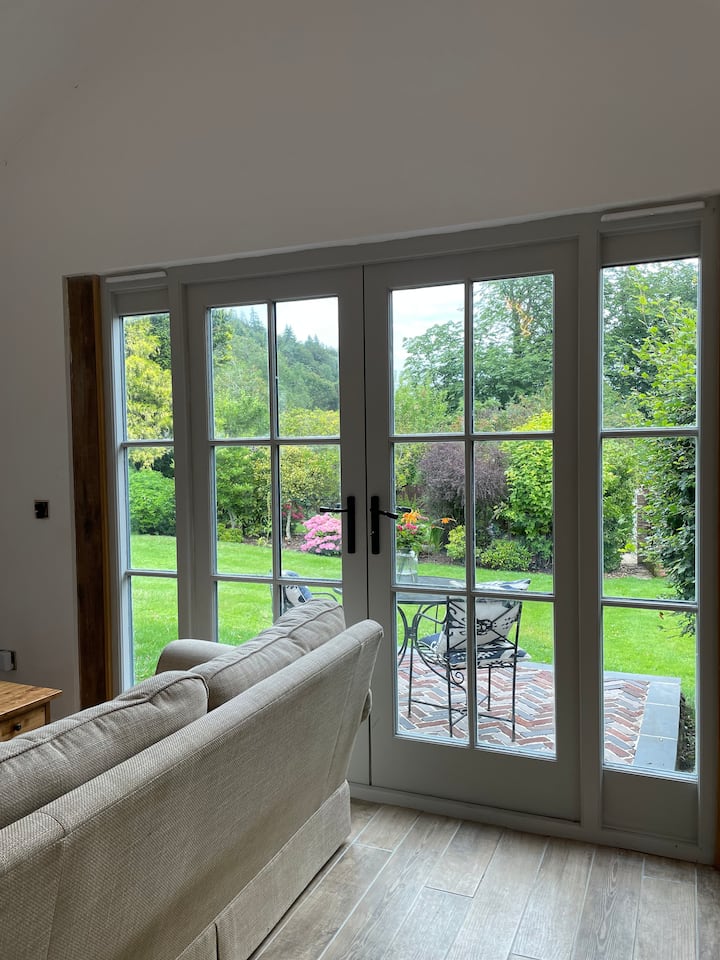 Lavender Barn Surrey- Chic Luxury Hideaway & Pool - Godalming