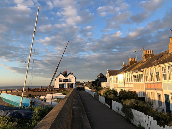 Beautiful Cottage on Whitstable Beach Front Cottages for Rent in Kent, England, United Kingdom